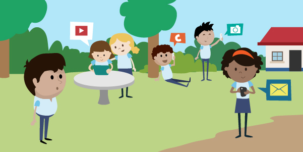 Jardín de una escuela en donde niños y niñas hacen uso de las redes sociales.