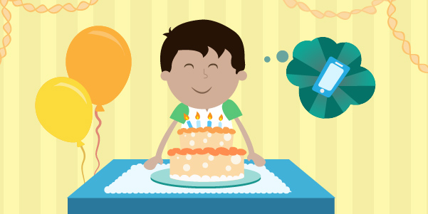 Eduardo frente a un queque de cumpleaños deseando un celular inteligente 